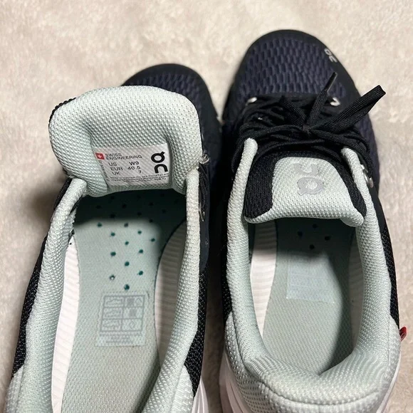 On Running Cloudflyer shoes - Picture 3 of 4